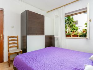 24036422-Ferienwohnung-3-Supetar-300x225-4