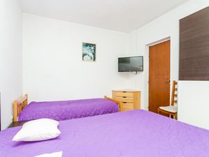 24036422-Ferienwohnung-3-Supetar-300x225-5