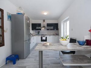 24057582-Ferienwohnung-9-Supetar-300x225-4