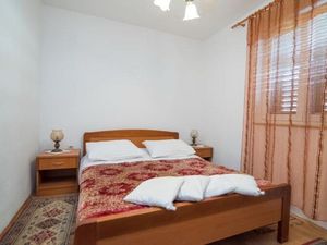 24057587-Ferienwohnung-3-Supetar-300x225-5