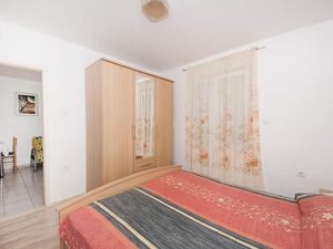 24057588-Ferienwohnung-3-Supetar-300x225-4