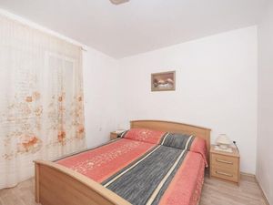 24057588-Ferienwohnung-3-Supetar-300x225-5