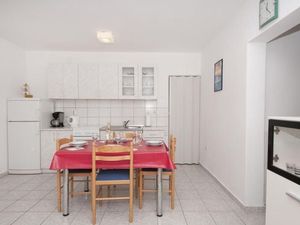 24057589-Ferienwohnung-5-Supetar-300x225-5