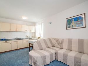 24057591-Ferienwohnung-2-Supetar-300x225-1