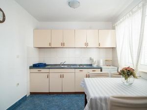 24057591-Ferienwohnung-2-Supetar-300x225-4