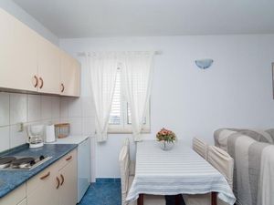 24057591-Ferienwohnung-2-Supetar-300x225-5