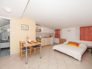 24057596-Ferienwohnung-2-Supetar-300x225-4