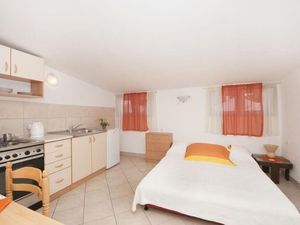 24057596-Ferienwohnung-2-Supetar-300x225-5