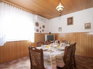 24057606-Ferienwohnung-6-Supetar-300x225-1