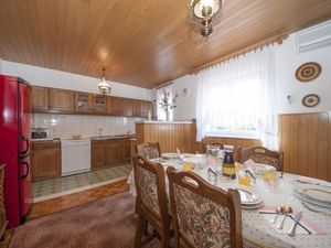 24057606-Ferienwohnung-6-Supetar-300x225-3