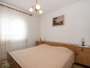 24057606-Ferienwohnung-6-Supetar-300x225-5