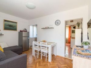 24057799-Ferienwohnung-2-Supetar-300x225-2