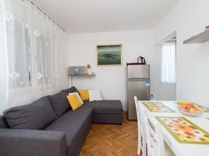 24057799-Ferienwohnung-2-Supetar-300x225-3