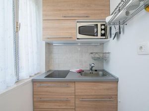 24057799-Ferienwohnung-2-Supetar-300x225-4