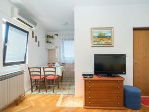 24057803-Ferienwohnung-2-Supetar-300x225-1