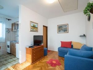 24057803-Ferienwohnung-2-Supetar-300x225-2