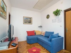 24057803-Ferienwohnung-2-Supetar-300x225-3