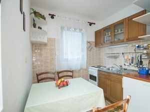 24057803-Ferienwohnung-2-Supetar-300x225-4