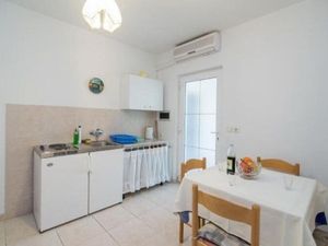 24057908-Ferienwohnung-5-Supetar-300x225-2