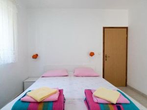 24057910-Ferienwohnung-5-Supetar-300x225-5