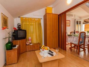 24057911-Ferienwohnung-4-Supetar-300x225-3