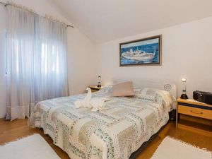 24057911-Ferienwohnung-4-Supetar-300x225-5