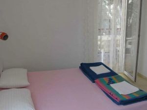 24057914-Ferienwohnung-5-Supetar-300x225-4