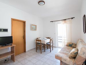 24057916-Ferienwohnung-5-Supetar-300x225-1