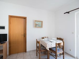 24057916-Ferienwohnung-5-Supetar-300x225-3