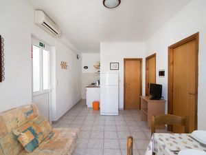 24057916-Ferienwohnung-5-Supetar-300x225-5