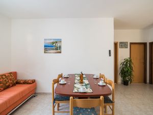 24057918-Ferienwohnung-6-Supetar-300x225-1