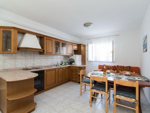 24057918-Ferienwohnung-6-Supetar-300x225-2