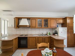 24057918-Ferienwohnung-6-Supetar-300x225-4