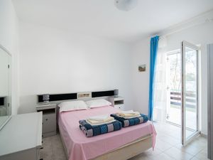 24057918-Ferienwohnung-6-Supetar-300x225-5