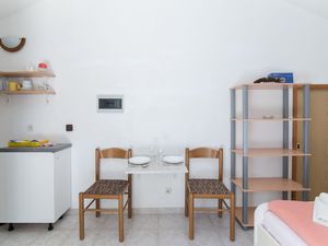 24057920-Ferienwohnung-2-Supetar-300x225-4