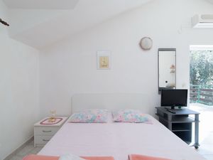 24057920-Ferienwohnung-2-Supetar-300x225-5