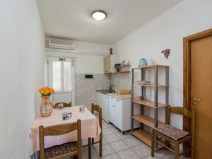 24057922-Ferienwohnung-4-Supetar-300x225-3