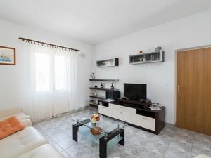 24057964-Ferienwohnung-4-Supetar-300x225-3