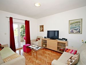 24058102-Ferienwohnung-8-Supetar-300x225-2