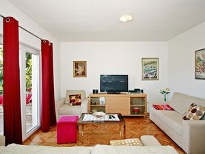 24058102-Ferienwohnung-8-Supetar-300x225-3