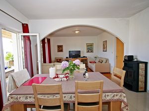 24058102-Ferienwohnung-8-Supetar-300x225-4