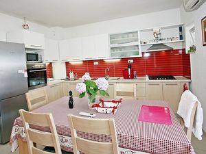 24058102-Ferienwohnung-8-Supetar-300x225-5