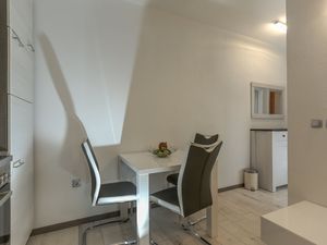 24058184-Ferienwohnung-4-Supetar-300x225-0