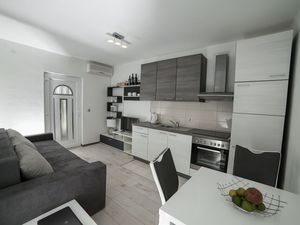 24058184-Ferienwohnung-4-Supetar-300x225-5