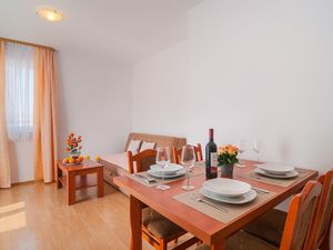 24058345-Ferienwohnung-4-Supetar-300x225-2