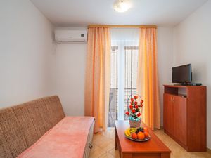 24058352-Ferienwohnung-3-Supetar-300x225-1