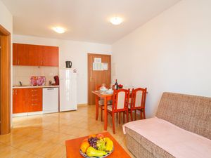 24058352-Ferienwohnung-3-Supetar-300x225-5