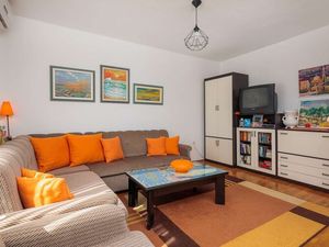 24058380-Ferienwohnung-5-Supetar-300x225-1