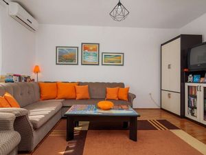 24058380-Ferienwohnung-5-Supetar-300x225-2