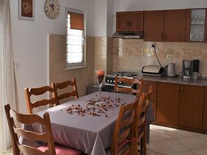 24058630-Ferienwohnung-8-Supetar-300x225-5